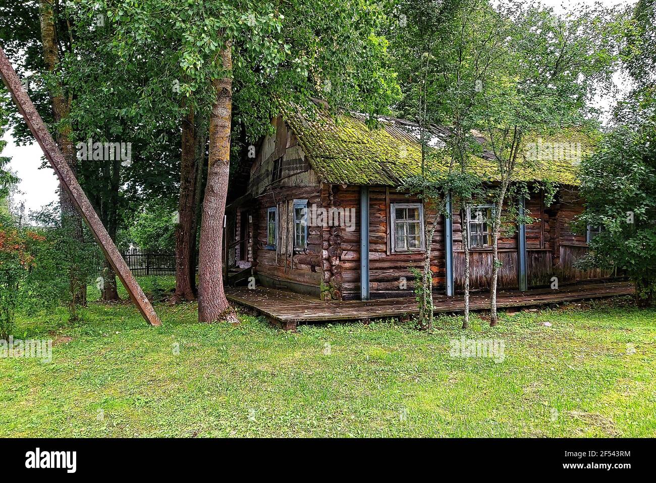 Ancienne maison de village abandonnée à Pouchkine Gory de la région de Pskov. Banque D'Images