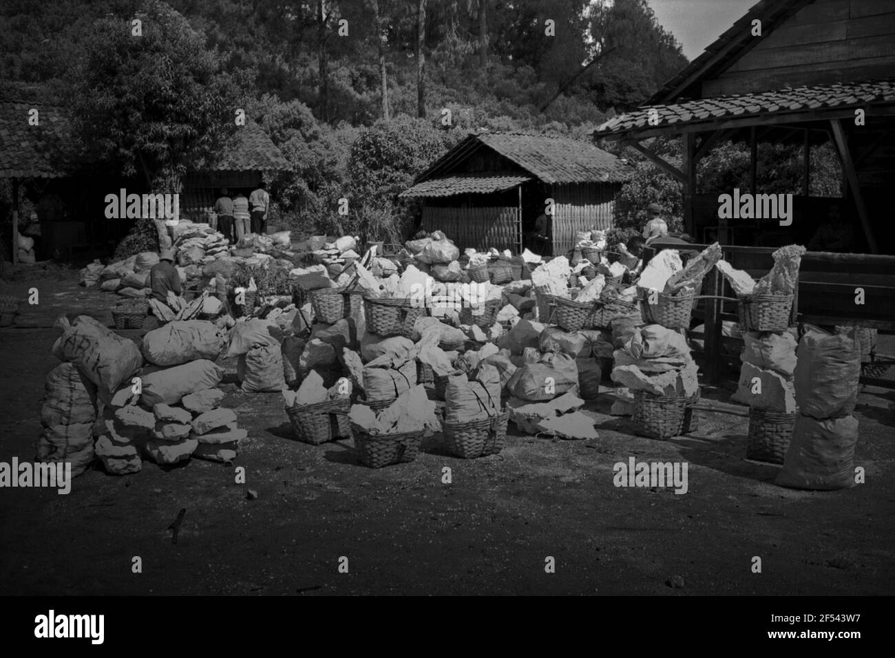 Le point de contrôle final de la société minière de la fourrure, où les charges des mineurs sont emballées et payées. Volcan du mont Ijen, Java-est, Indonésie. Banque D'Images