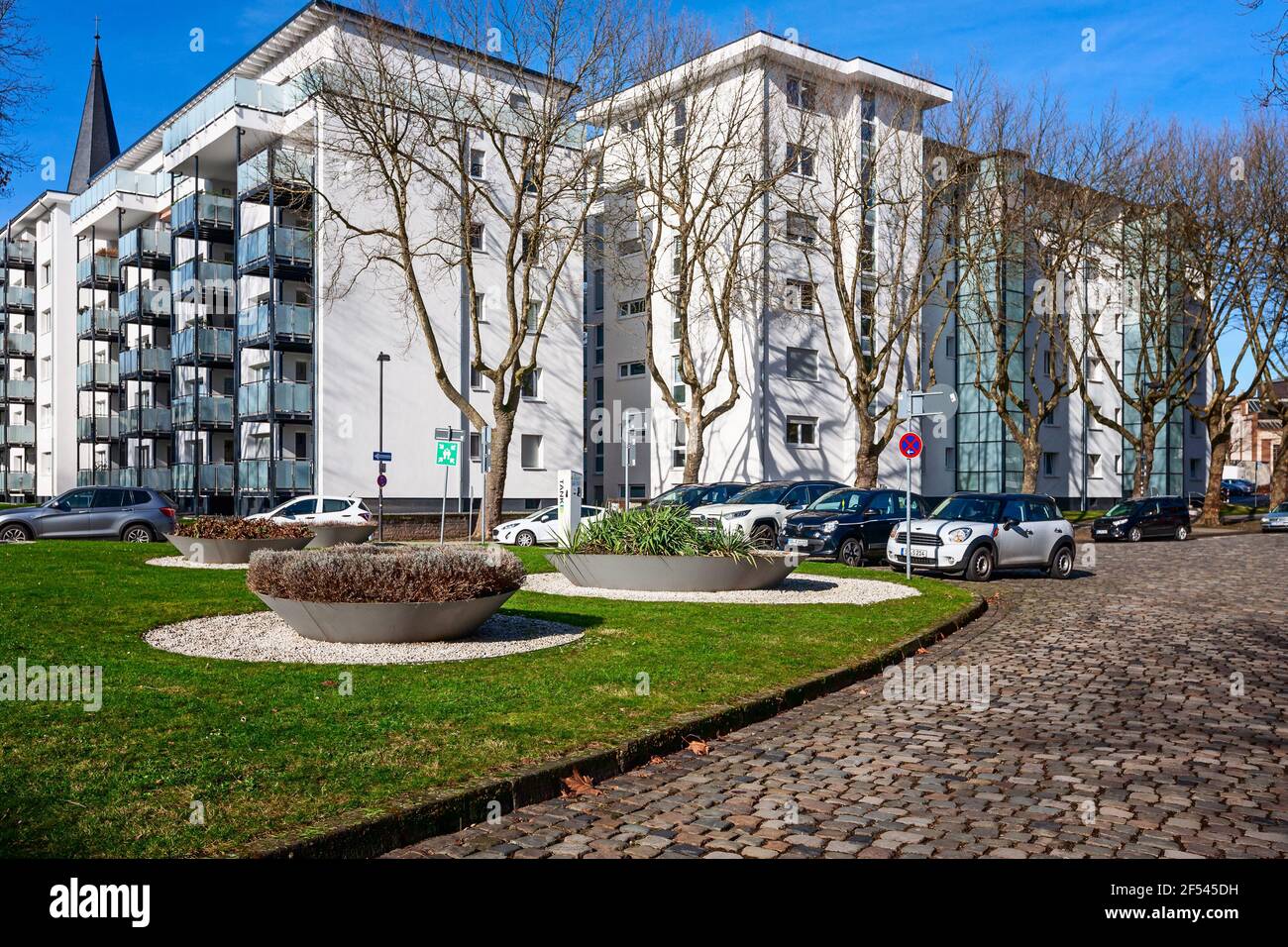 SOLINGEN, ALLEMAGNE - 19 FÉVRIER 2021 : nouveaux bâtiments résidentiels blancs, Solingen, Allemagne Banque D'Images