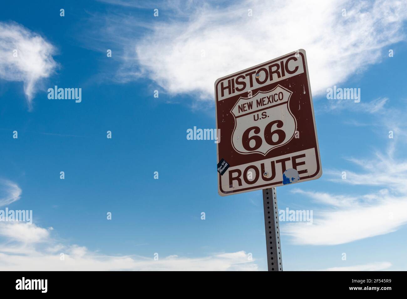 Tucumcari, Nouveau-Mexique - 9 juillet 2014 : détail d'un panneau routier marquant la route historique 66 dans la région du Nouveau-Mexique, États-Unis. Banque D'Images