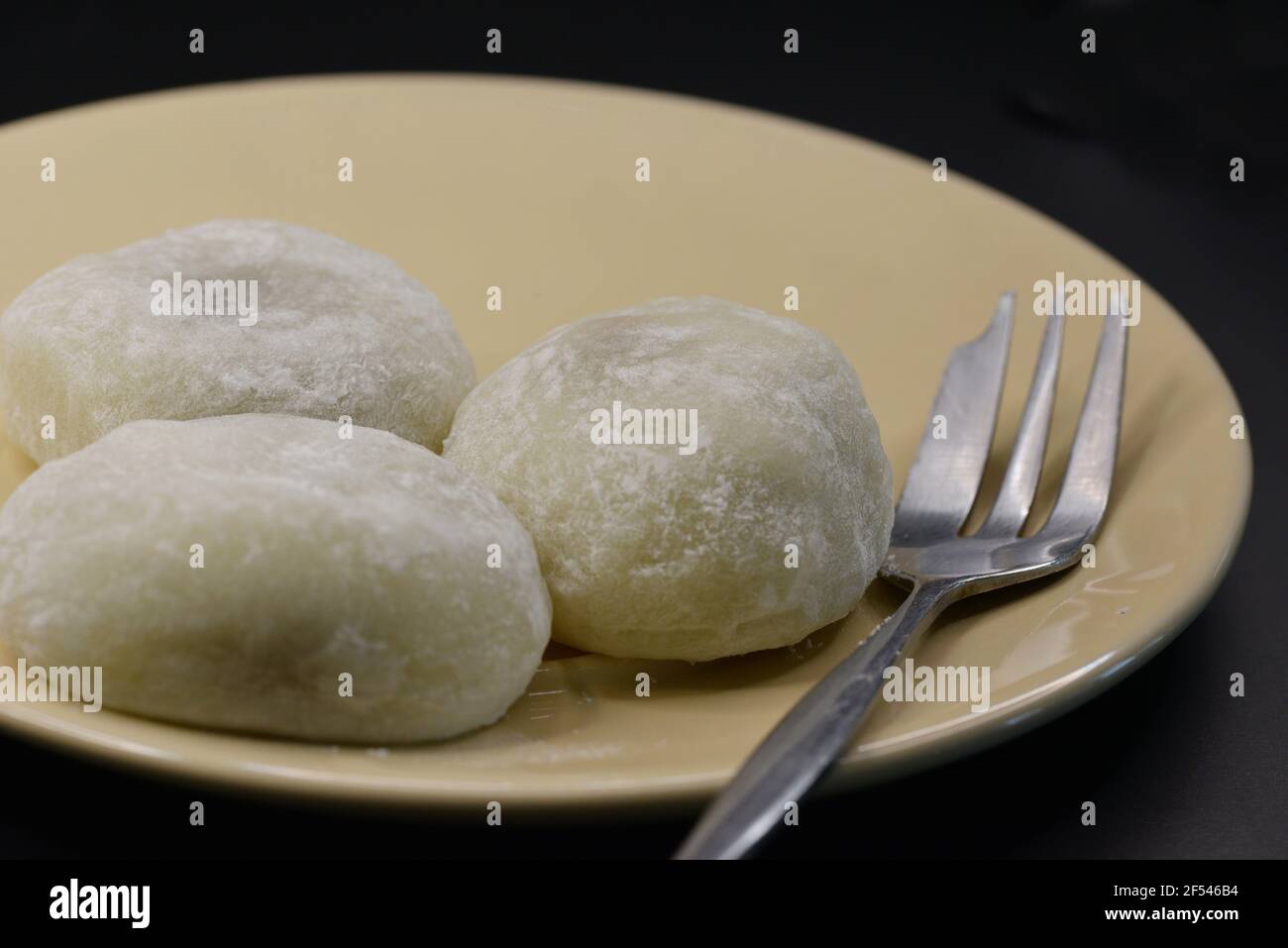 Gâteaux de riz japonais, ou mochi, sur une assiette de dessert. Le mochi est fait de mochigome, un riz gluant à grains courts et est couramment consommé pendant la nouvelle année. Banque D'Images