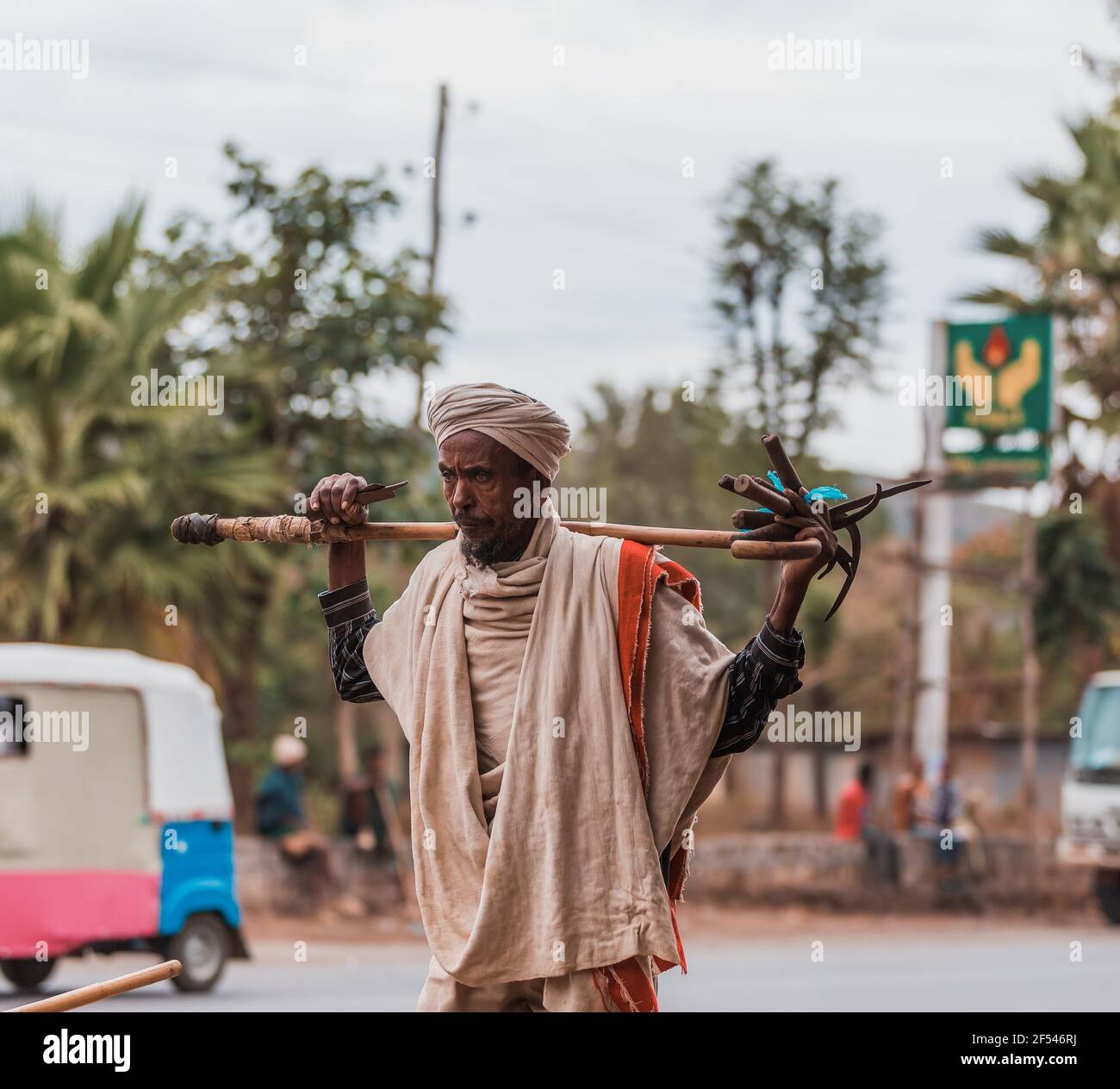 ADIS Zemen, Ethiopie - 22 avril 2019 : ancien agriculteur éthiopien dans la rue d'Adis Zemen, Ethiopie, Afrique Banque D'Images