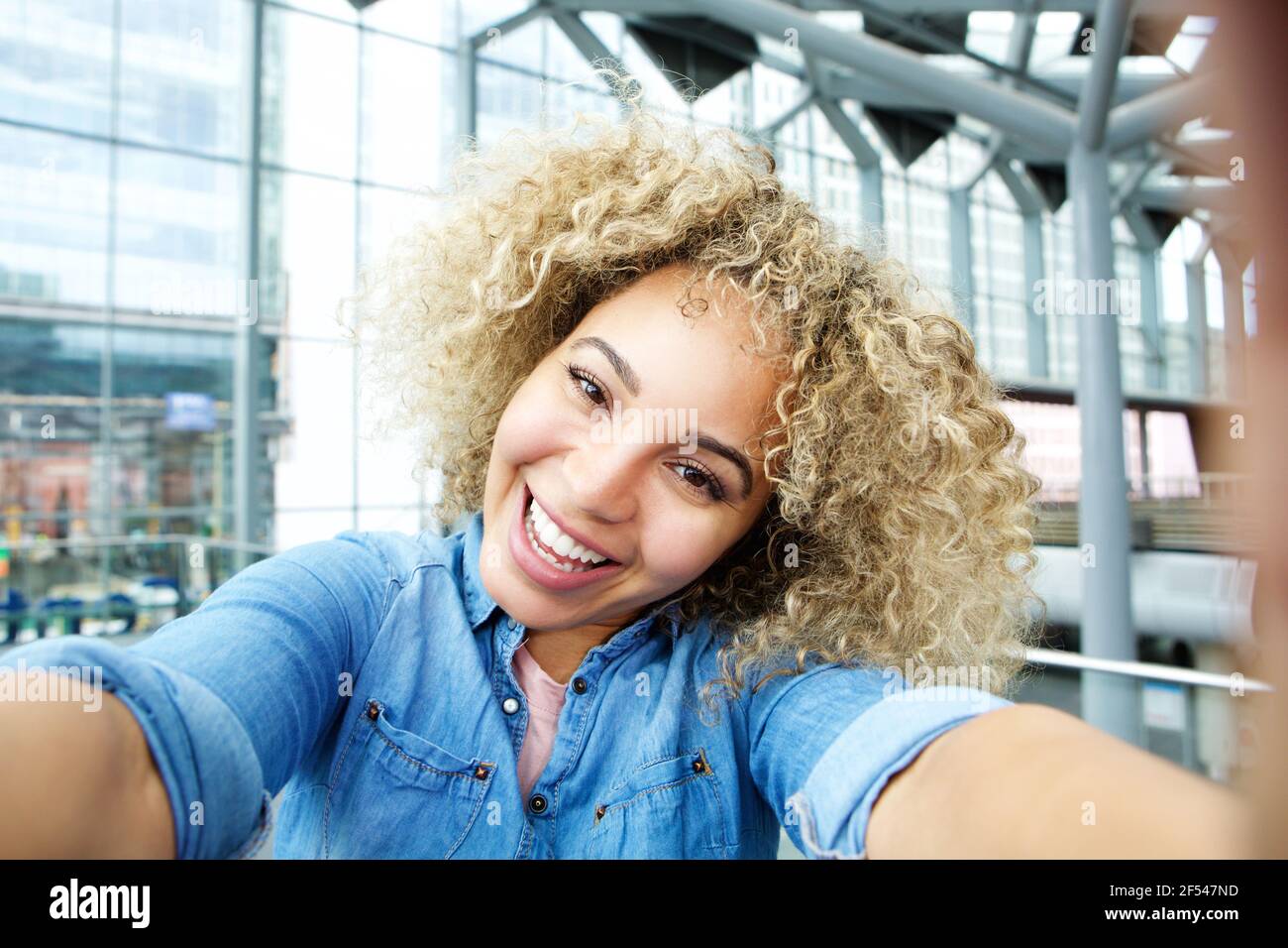Gros plan joyeuse jeune afro-américaine prise de selfie Banque D'Images