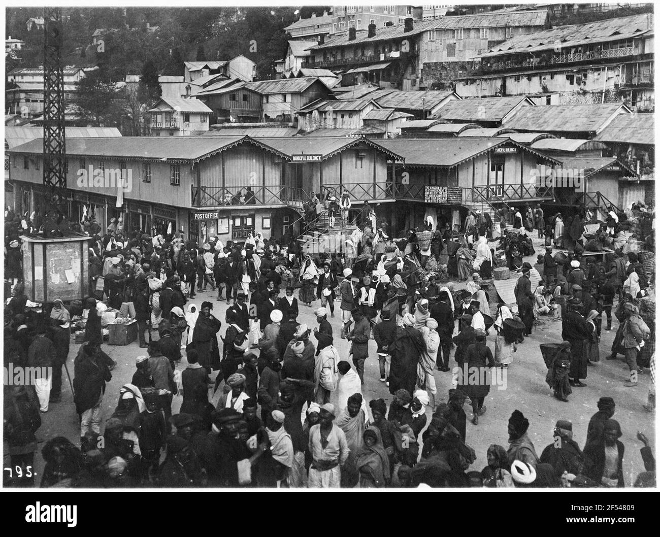 Darjeeling, Inde. Marché avec administration de poste et municipale pendant une journée de marché Banque D'Images