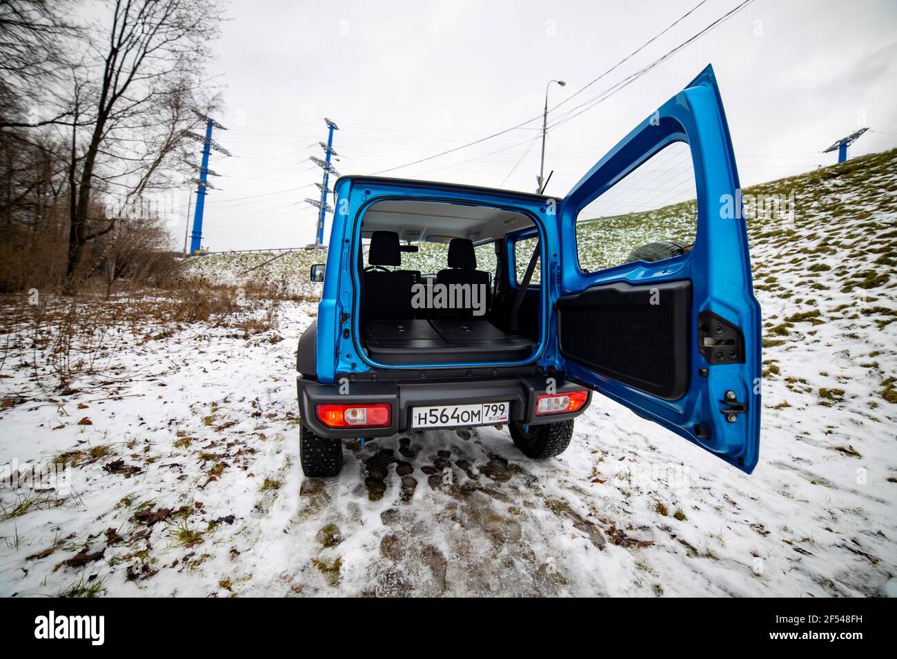 Moscou, Russie - 24 janvier 2020: Gros plan du coffre ouvert hayon mini-SUV Suzuki Jimny sur le paysage d'hiver Banque D'Images