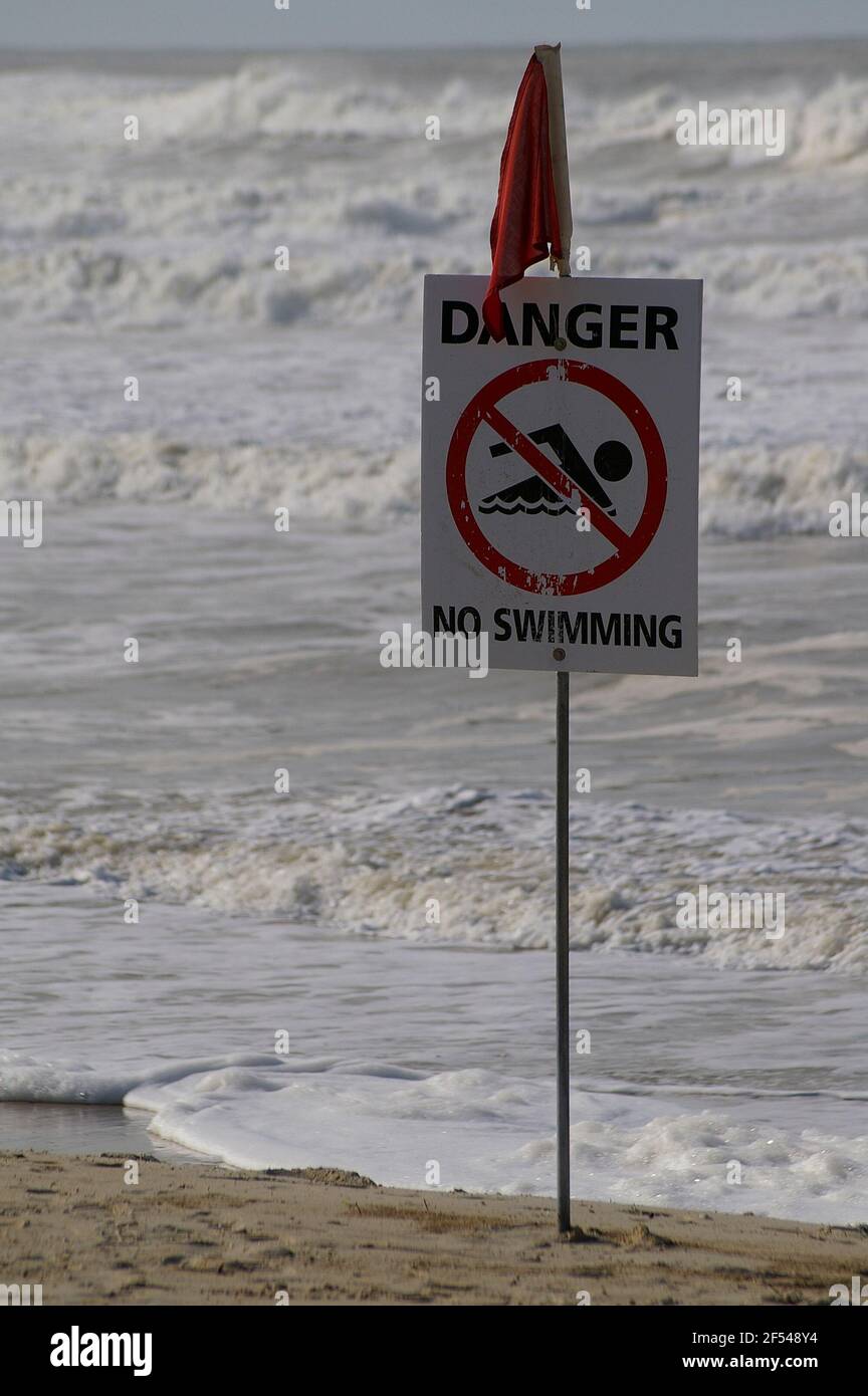 Pas de signe de natation. Gold Coast surf drapeau rouge des sauveteurs de la vie pour les conditions dangereuses sur la plage, surf brut. Queensland, Australie. Banque D'Images