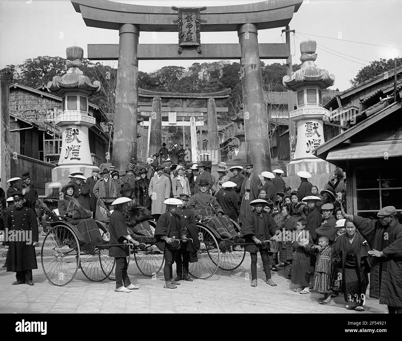 Nagasaki (Japon). Temple d'Asura. Vue de la route avec les touristes européens et les ricaforistes locaux Suwanjinja SCH Rin Banque D'Images