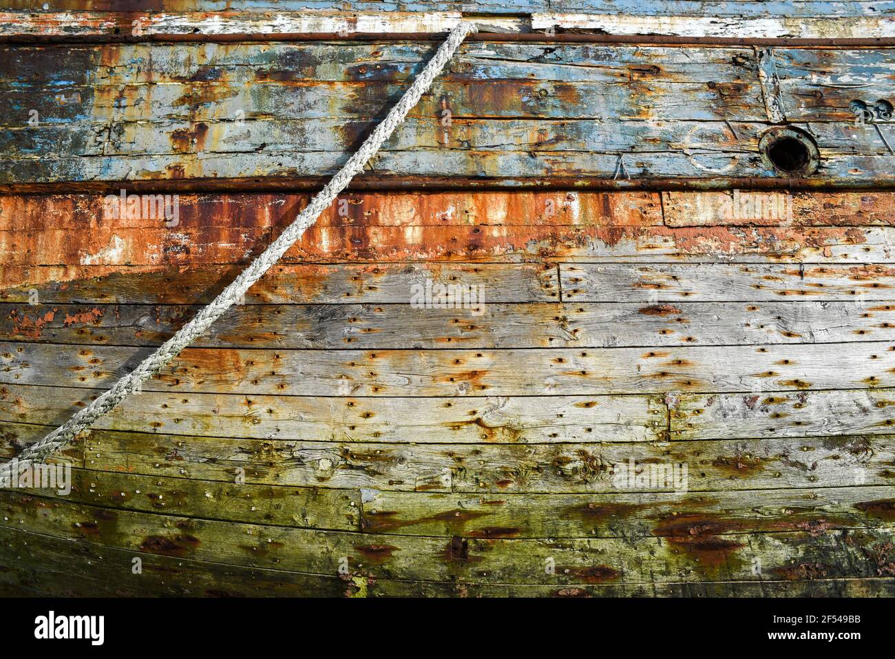 Vieux bateau en bois, avec une corde d'amarrage, texture. Banque D'Images