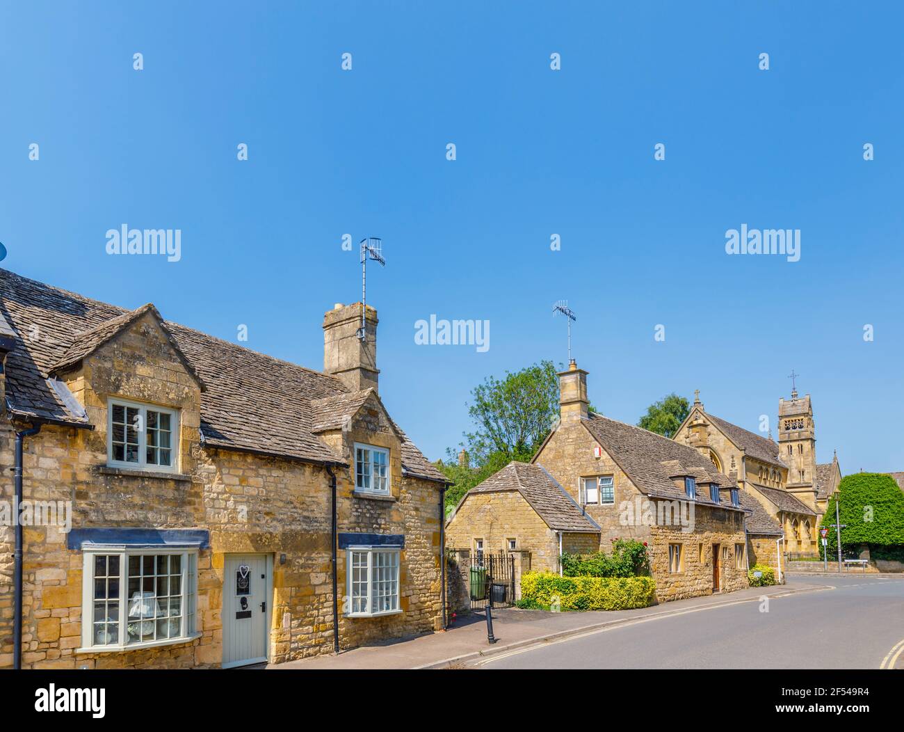 Les maisons typiques en pierre des Cotswolds en bord de route et l'église St Catharine à Chipping Campden, une petite ville marchande des Cotswolds, Gloucestershire Banque D'Images