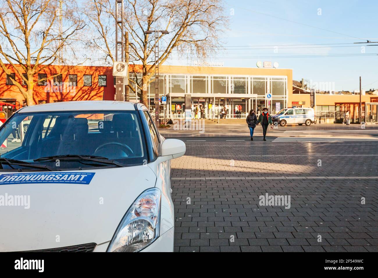 SOLINGEN, ALLEMAGNE - 06 MARS 2021 : gare centrale de Solingen, Hauptbahnhof, Rhénanie-du-Nord-Westphalie, Allemagne. Voiture du bureau de réglementation allemand (Ord Banque D'Images