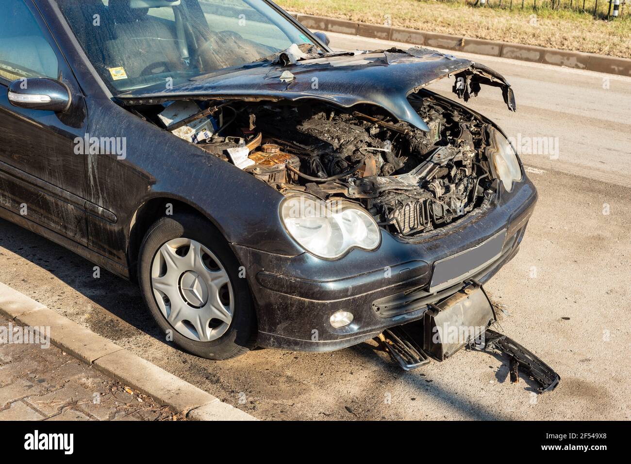 Brûlé détruit le compartiment moteur de voiture endommagé sur le bord de la rue à Sofia Bulgarie, UE Banque D'Images