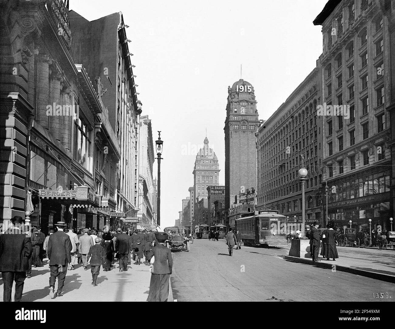 San Francisco, Market Street. Vue de Powell Street à Emporium Building (1896; A. Pissis) avec l'inscription '1915' (Publicité pour la Pan Pacific Exposure 1915) et Claus Spreckel's Call Building (1898, J. et M. Reid) Emporium Banque D'Images