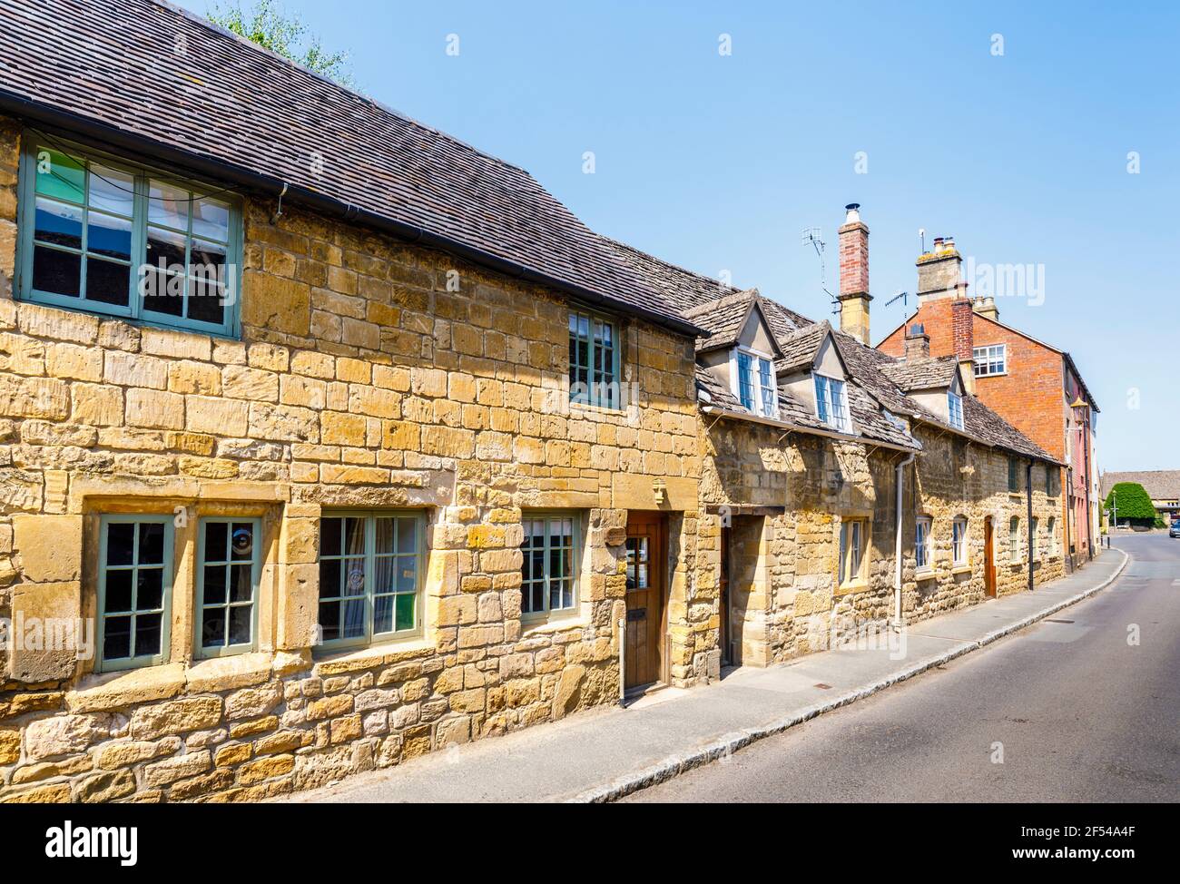 Maisons typiques en pierre de Cotswold en bord de route à Chipping Campden, une petite ville de marché dans les Cotswolds à Gloucestershire Banque D'Images