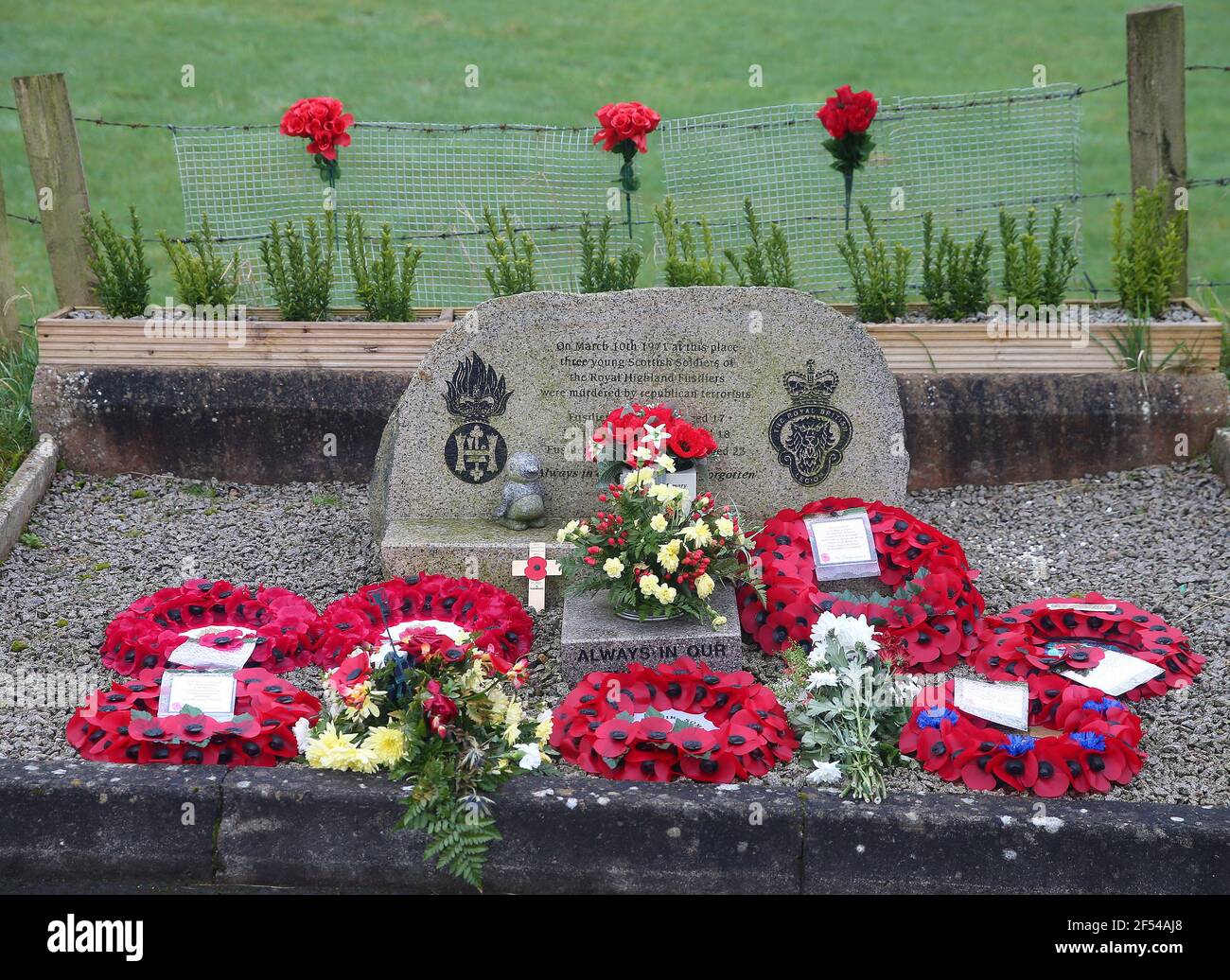 Des hommages floraux frais à un mémorial du 50e anniversaire des trois soldats écossais du 1er Bataillon, Royal Highland Fusiliers à White Brae, Ligoniel, nord de Belfast, qui ont été tués sur place en 1971. Photo Mal McCann Banque D'Images