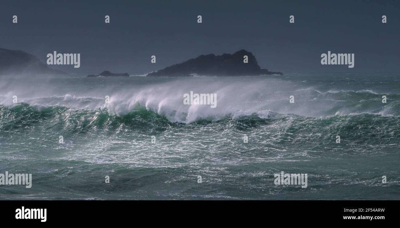 Une image panoramique des vagues sauvages qui se brisent et de la mer bâclée Autour de l'île Goose au large de la pointe de Pentire point East À Fistral Bay, à Newquay, à Cornw Banque D'Images