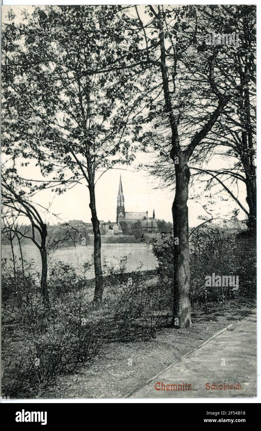 Étang du château avec Schloßkirche Chemnitz. Zone de verrouillage avec église de château Banque D'Images