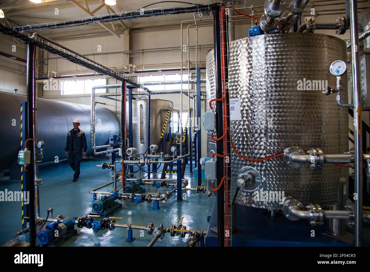 Ekibastuz, Kazakhstan - 28 mai 2012. Usine de production de matériaux explosifs. Entrepôt chimique, réservoir de réacteur et travailleur en arrière-plan. Concentrez-vous sur BKGD. Banque D'Images