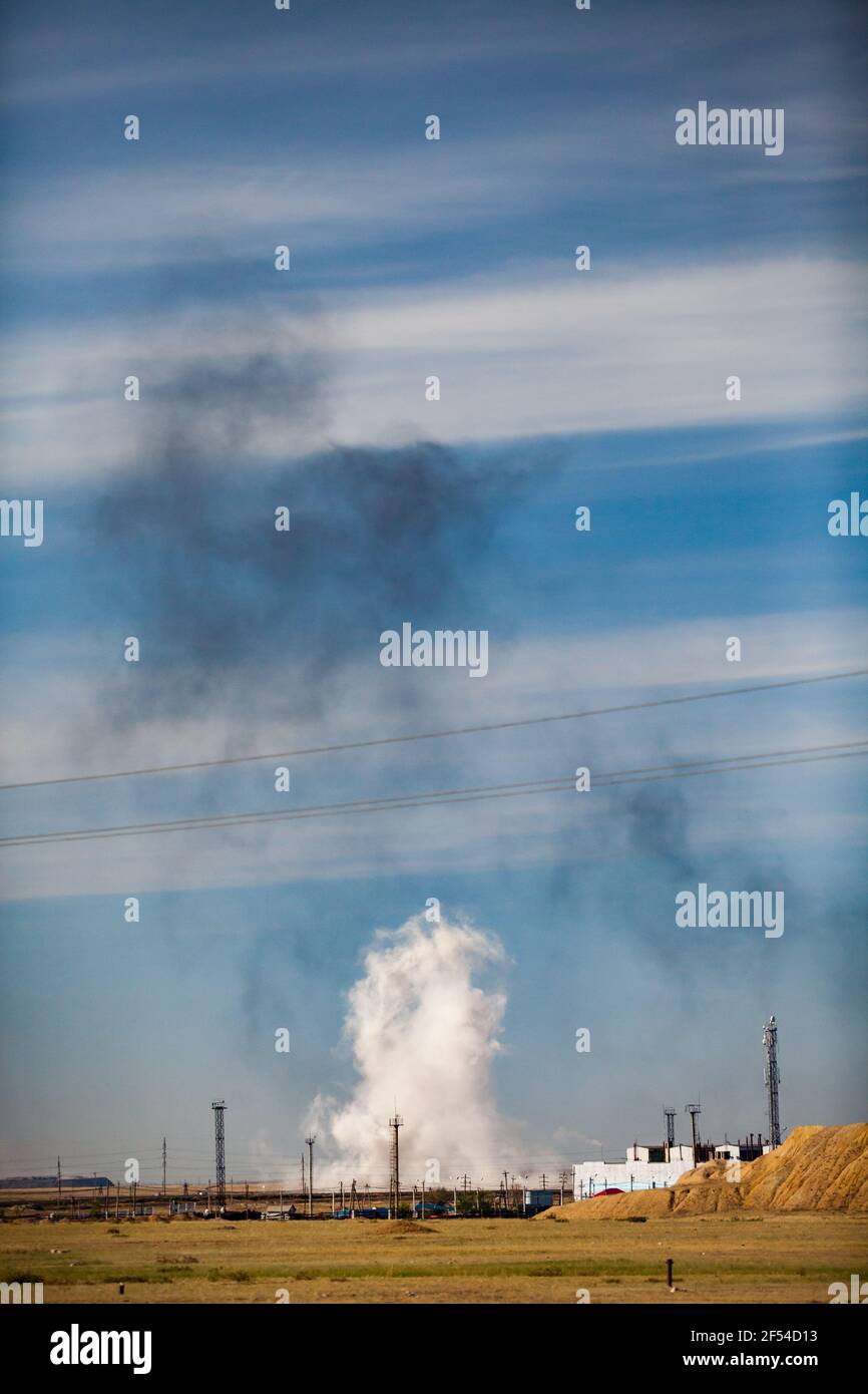 Vue panoramique sur la steppe et l'explosion. Nuage blanc et fumée noire. Carrière de charbon au Kazakhstan. Ciel magnifique avec nuages. Banque D'Images
