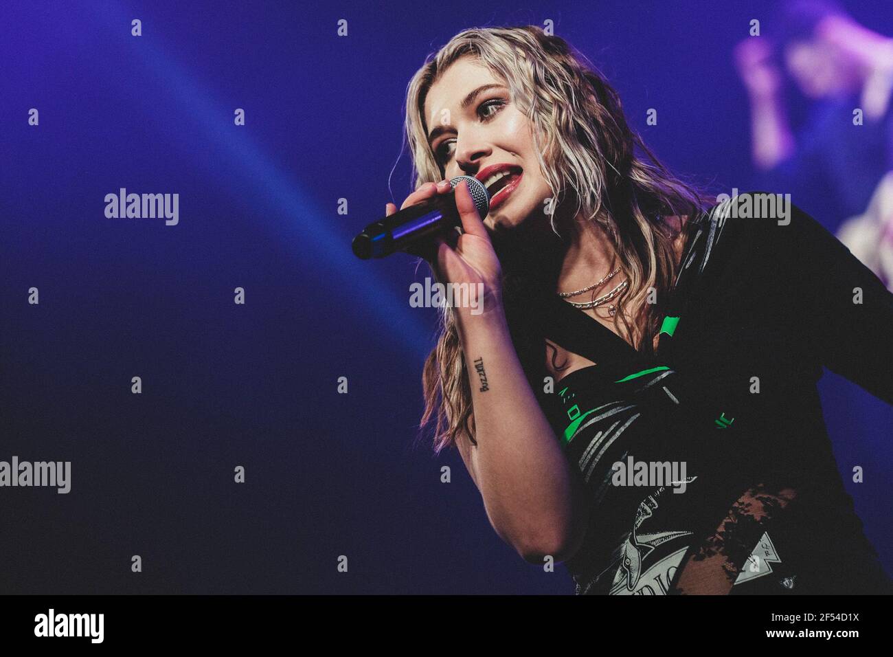 Baby Queen (Bella Latham) joue sur scène pour l'ambassade de musique britannique dans le cadre de SXSW Online 2021. Banque D'Images