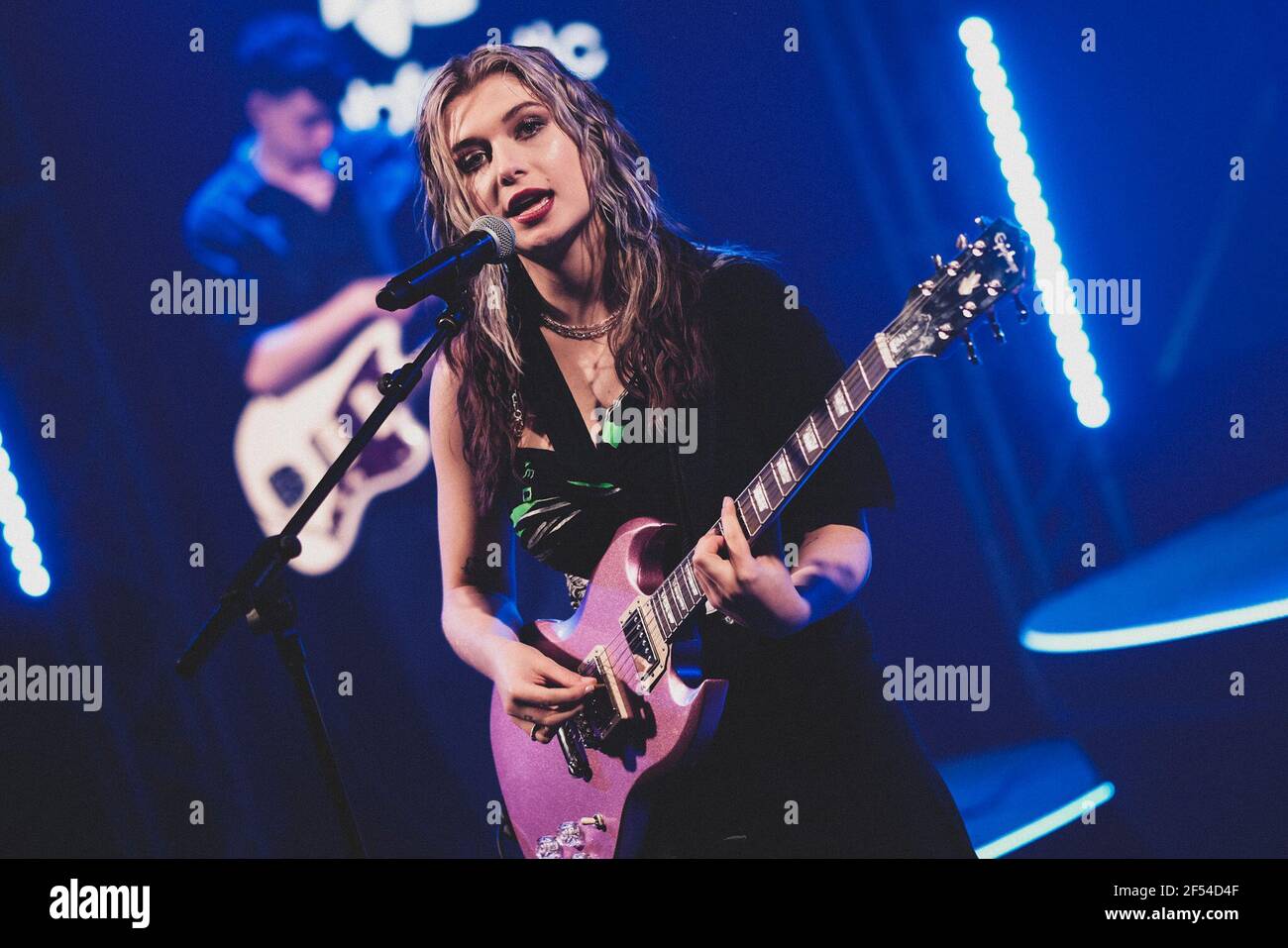 Baby Queen (Bella Latham) joue sur scène pour l'ambassade de musique britannique dans le cadre de SXSW Online 2021. Banque D'Images