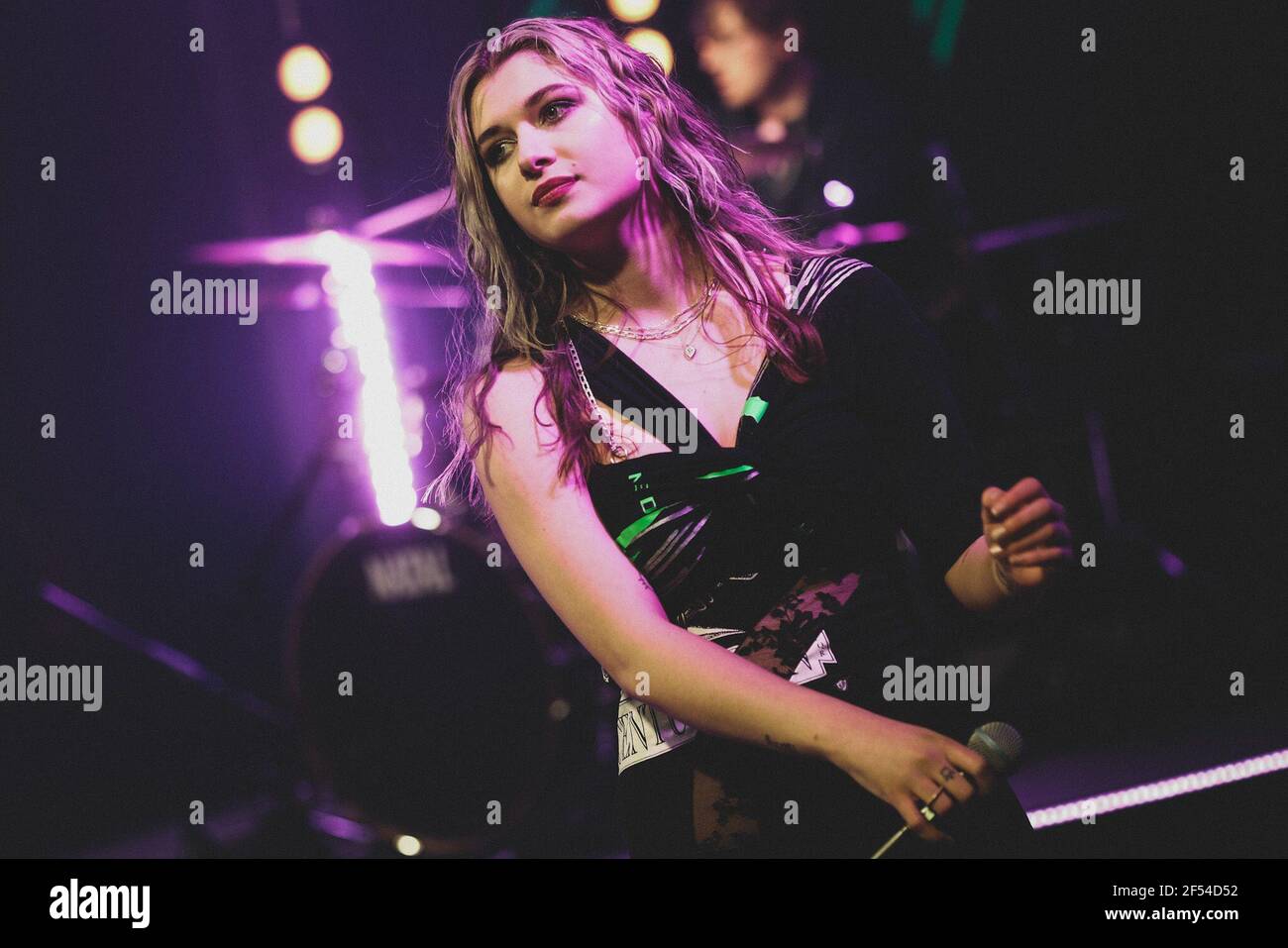 Baby Queen (Bella Latham) joue sur scène pour l'ambassade de musique britannique dans le cadre de SXSW Online 2021. Banque D'Images