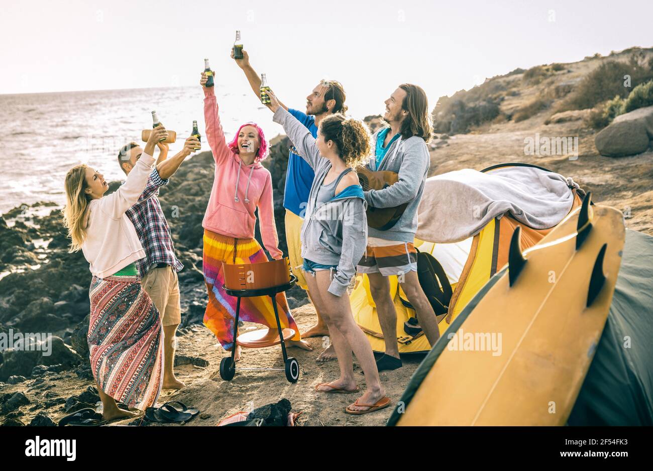 Amis de la taille basse s'amuser ensemble à la fête de camping de plage - Concept de voyage d'amitié avec les jeunes voyageurs de la dégustation et de la boisson bière en bouteille Banque D'Images