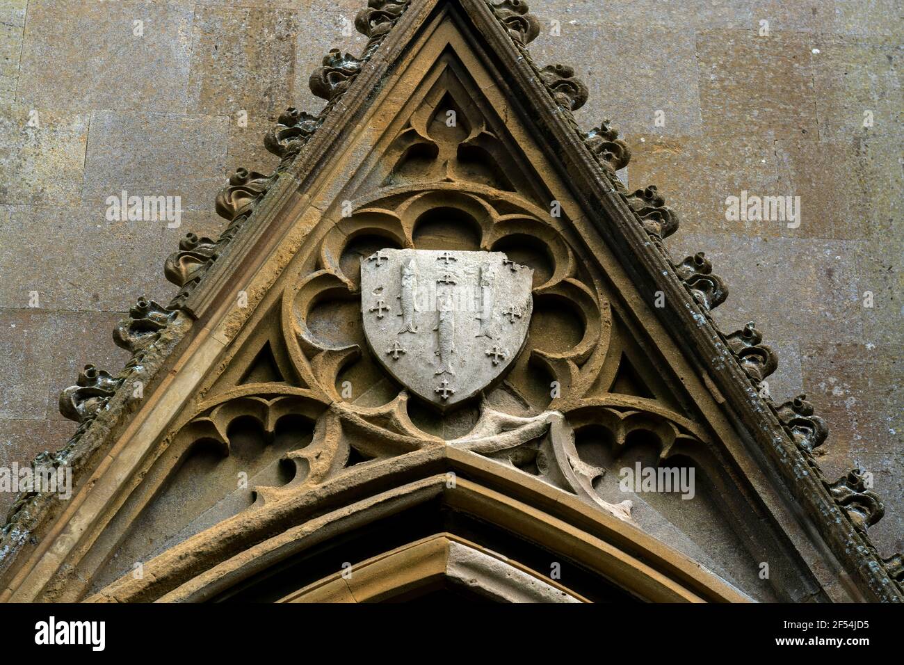Détails incluant les armoiries de la famille Lucy au-dessus de la porte ouest, l'église Saint-Pierre-ad-Vincula, Hampton Lucy, Warwickshire, Angleterre, Royaume-Uni Banque D'Images