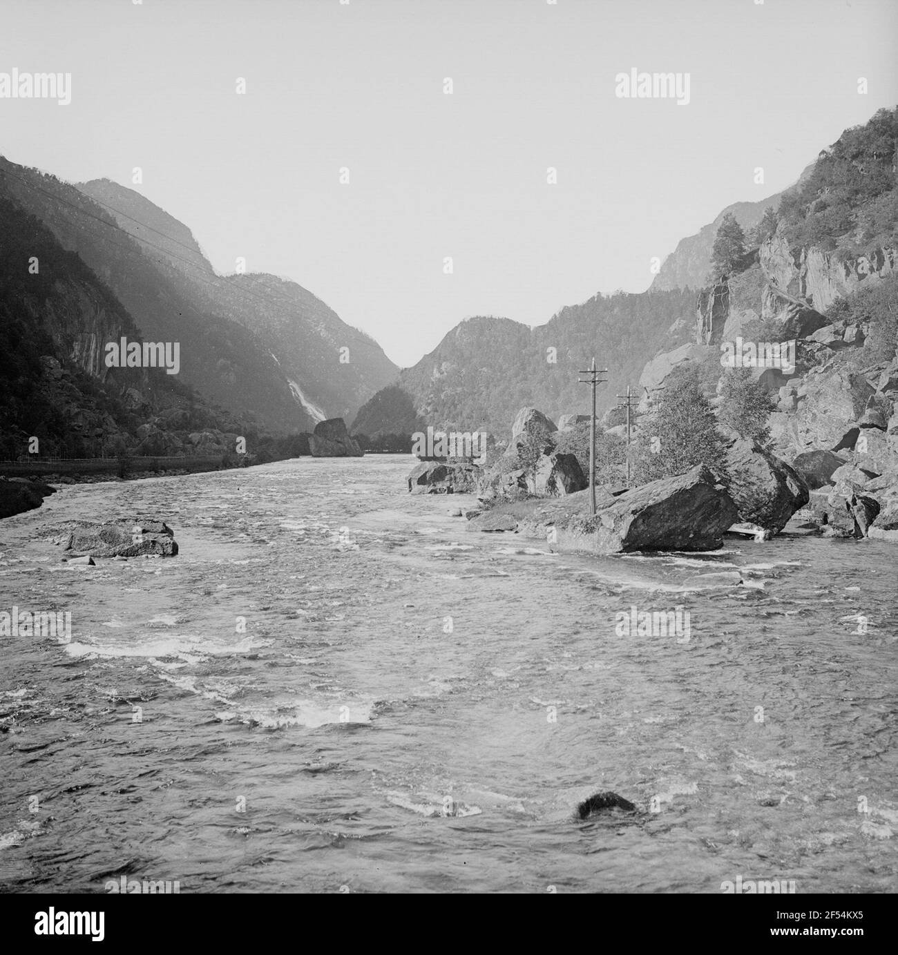 Nærøytal (Nærøydalen), Norvège. Vue du pont au cours de la route de Stalheimskleiva à Stalheim le long de la rivière Nærøydalselvi contre les montagnes avec cascade de Stalheimsfossen Banque D'Images