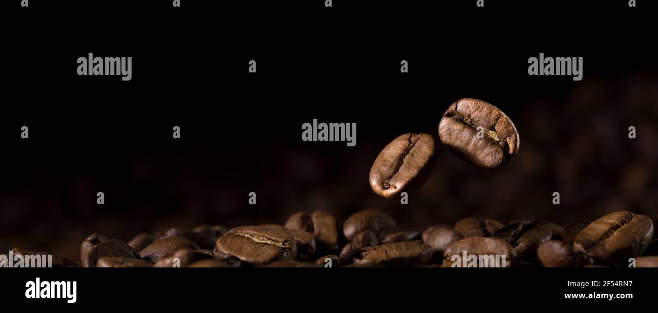 Gros plan de grains de café avec fond noir Banque D'Images