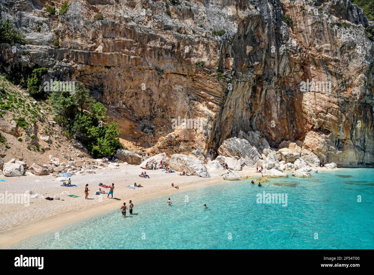 Géographie / Voyage, Italie, Sardaigne, Bather à la plage Spiaggia di Cala Mariolu, près de Orosei, province O, Additional-Rights-Clearance-Info-not-available Banque D'Images