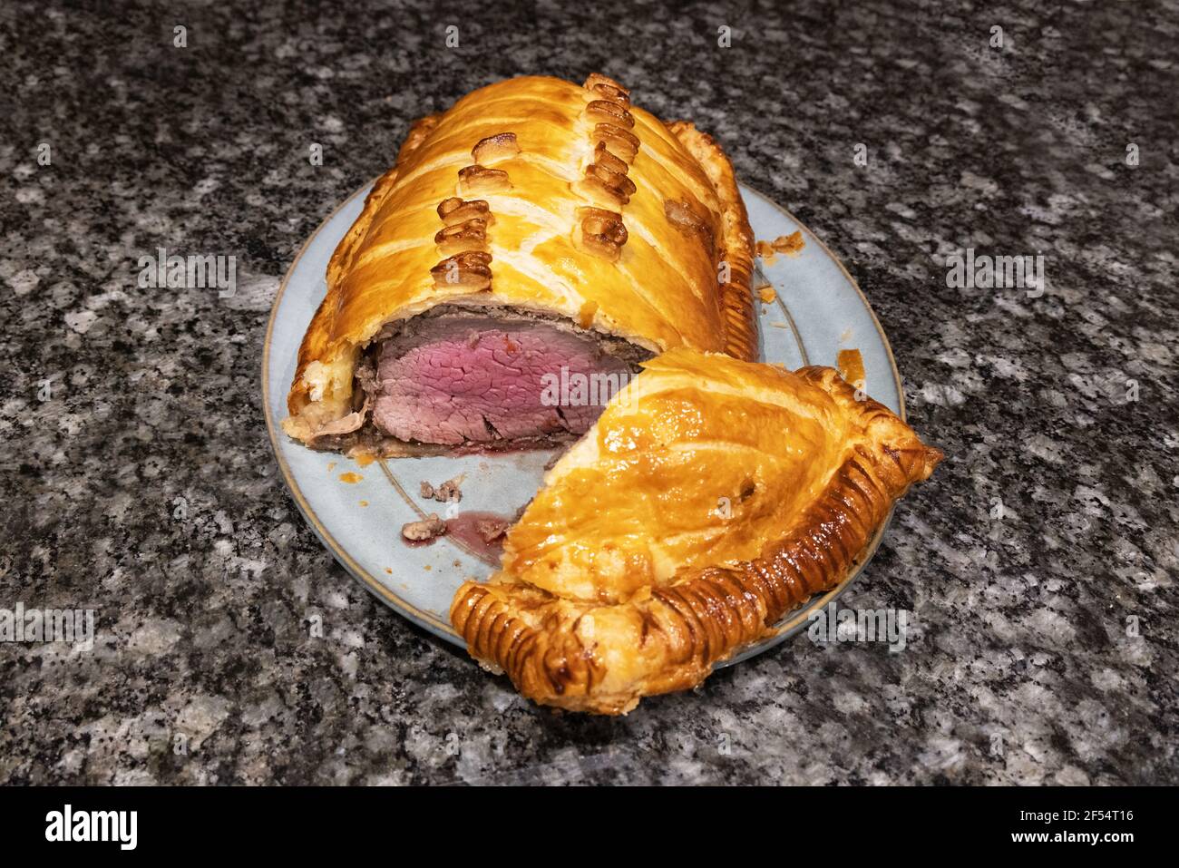 Bœuf Wellington, coupé pour montrer du filet de bœuf cuit rare, enrobé de champignons de châtaignier, de jambon de parme et de pâte feuilletée (bœuf en croûte); cuit au four; Royaume-Uni Banque D'Images