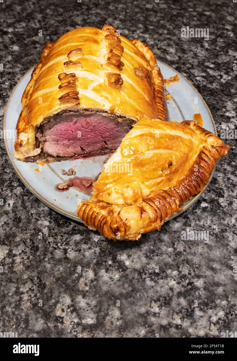 Bœuf Wellington, coupé pour montrer du filet de bœuf cuit rare, enrobé de champignons de châtaignier, de jambon de parme et de pâte feuilletée (bœuf en croûte); cuit au four; Royaume-Uni Banque D'Images