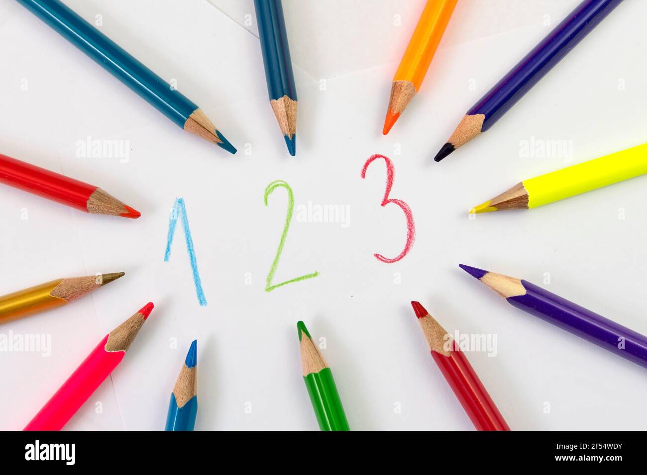Apprendre les couleurs et les chiffres avec des crayons de couleur sur