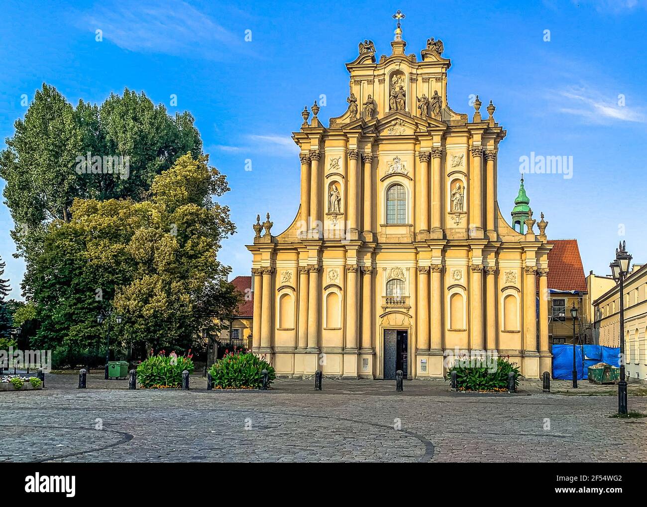 Ancienne église catholique romaine historique des visiteurs à Varsovie, en Pologne, en journée Banque D'Images