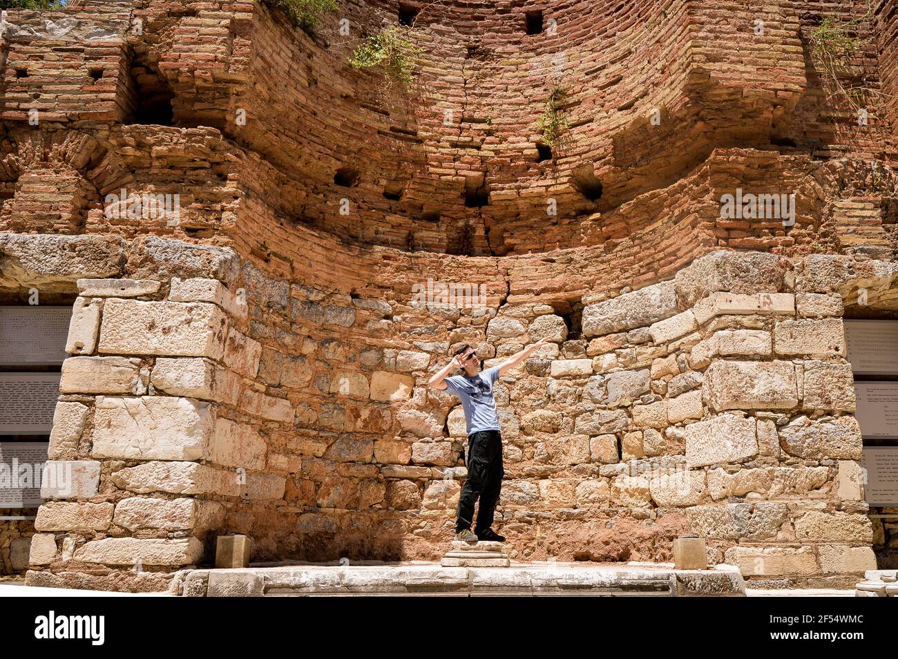 Jeune touriste uruguayen posant par le mur concave de l'ancienne bibliothèque de Celsus à Ephèse, Turquie Banque D'Images