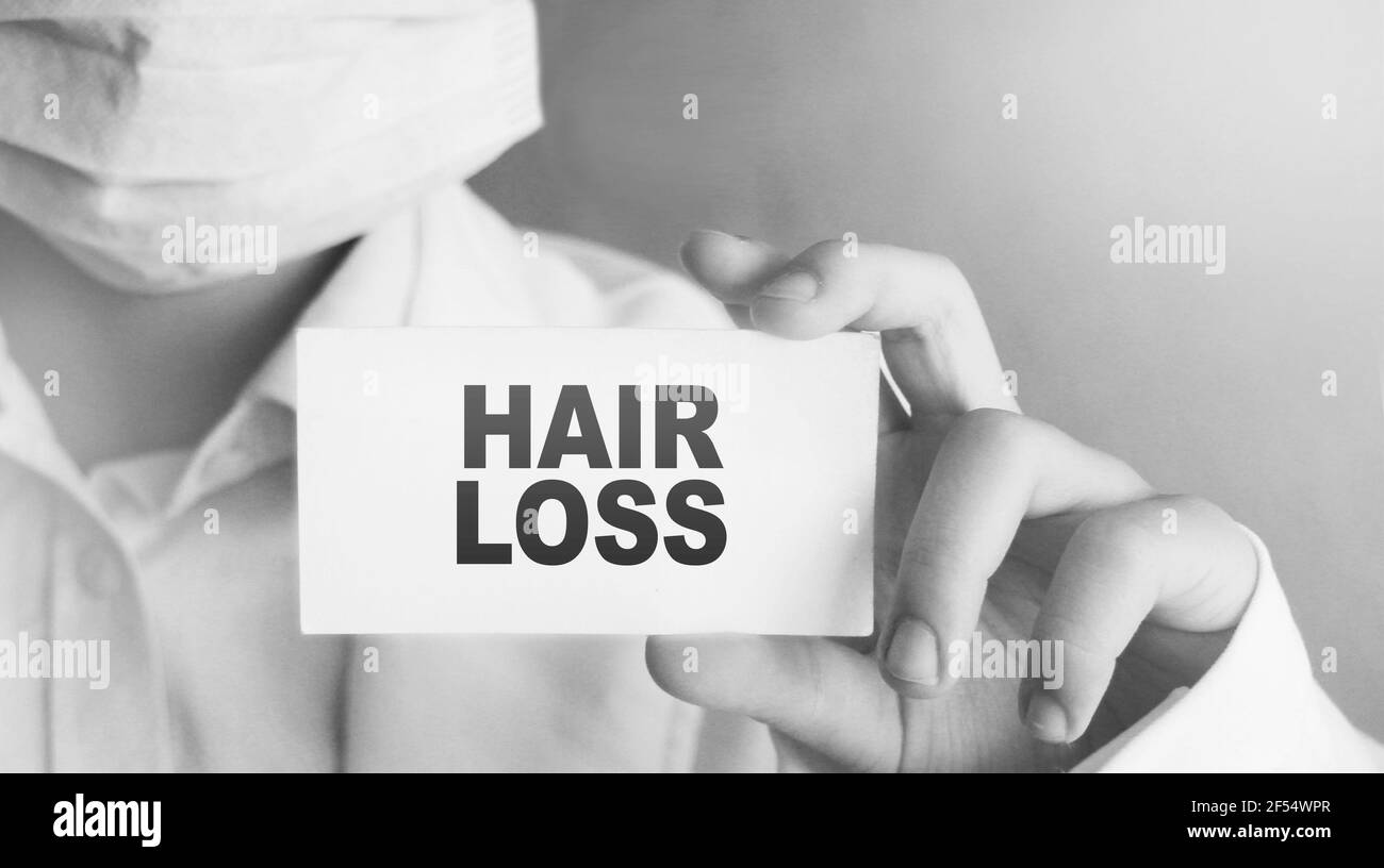 Médecin tenant une carte avec texte perte de cheveux, concept médical Banque D'Images