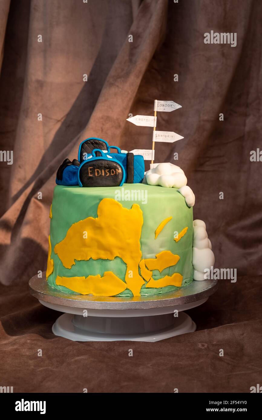 Photo Verticale D Un Gateau D Anniversaire Sur Le Theme Du Voyage Pour Un Garcon Nomme Edison Sur Fond Marron Photo Stock Alamy