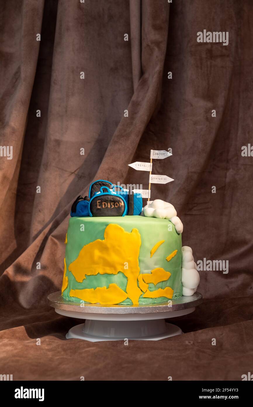 Photo Verticale D Un Gateau D Anniversaire Sur Le Theme Du Voyage Pour Un Garcon Nomme Edison Sur Fond Marron Photo Stock Alamy