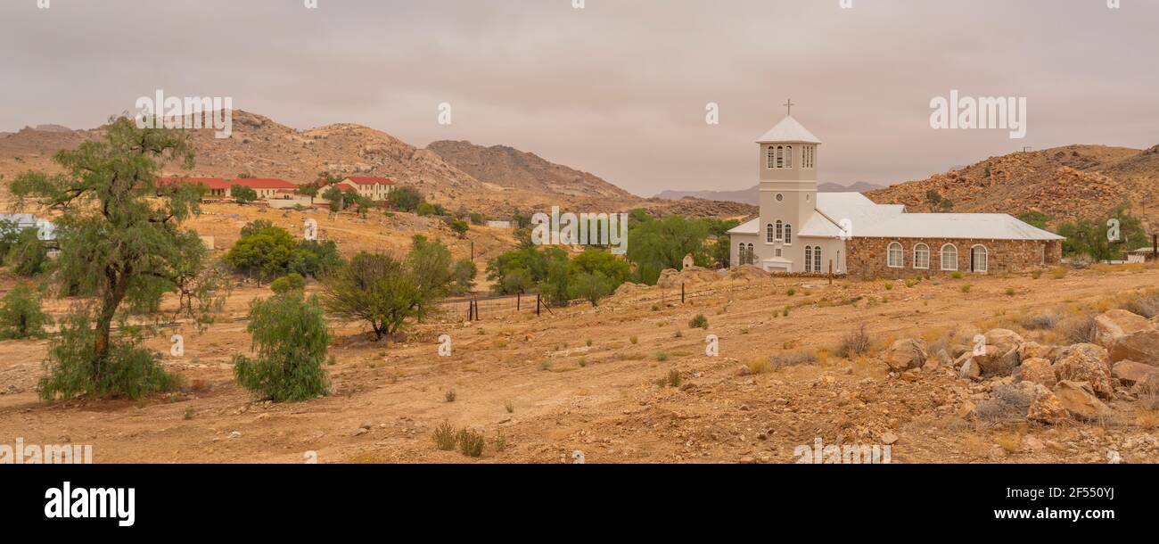 Église blanche de la ville d'Aus, Namibie, fond ciel nuageux, Namib Naukluft Rand Banque D'Images