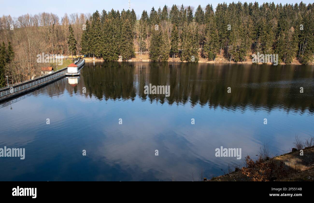 Chemnitz, Allemagne. 24 mars 2021. L'eau se trouve derrière le mur du barrage du réservoir d'eau potable d'Einsiedel. Les barrages en Saxe sont actuellement bien remplis. L'eau de fonte des dernières semaines pourrait être complètement absorbée parce que la plupart des barrages n'ont pas été complètement remplis en raison de la sécheresse de l'année dernière. Credit: Hendrik Schmidt/dpa-Zentralbild/dpa/Alay Live News Banque D'Images