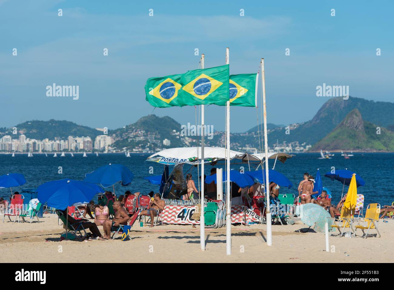 Rio de Janeiro, Brésil - 4 décembre 2020 : tente de plage avec trois drapeaux brésiliens à la plage de Flamengo. Banque D'Images