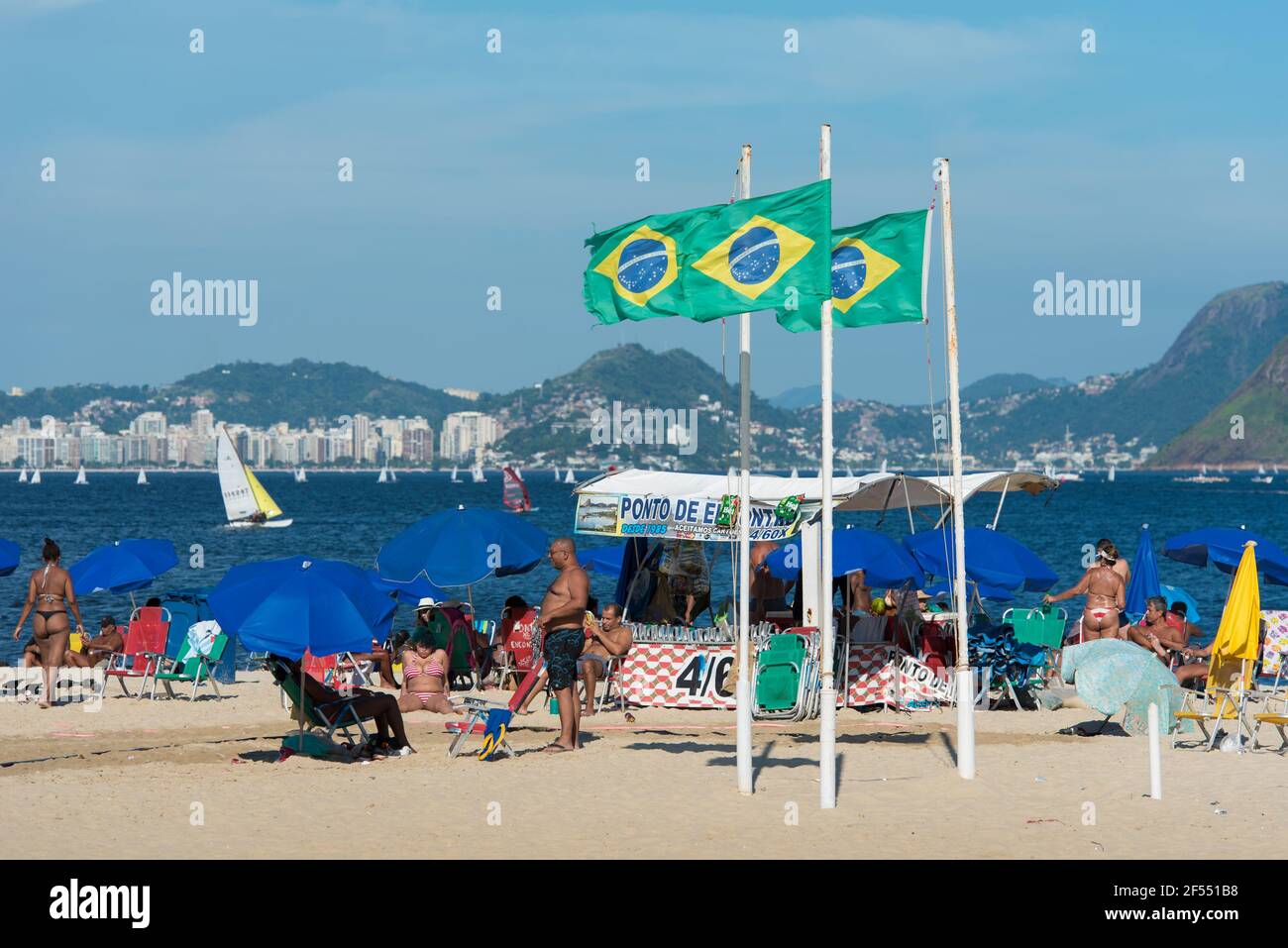 Rio de Janeiro, Brésil - 4 décembre 2020 : tente de plage avec trois drapeaux brésiliens à la plage de Flamengo. Banque D'Images