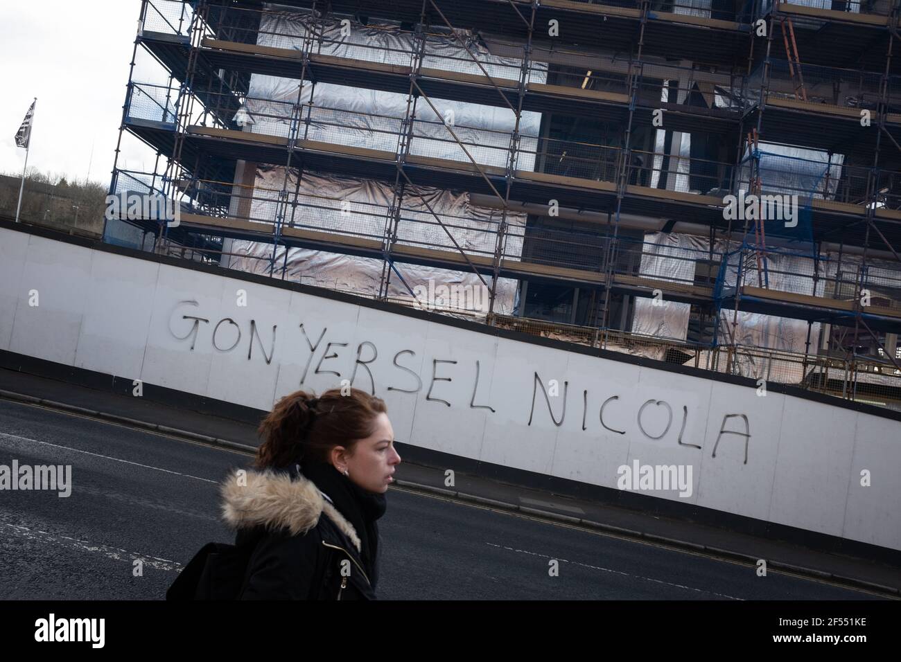 Glasgow, Royaume-Uni, le 24 mars 2021. ÔGon yersel NicolaÕ graffiti apparaît en soutien du Premier ministre Nicola Sturgeon, sur un mur de chantier, alors que les partis politiques écossais commencent leur campagne pour les élections du 6 mai au Parlement écossais. Crédit photo : Jeremy Sutton-Hibbert/Alay Live News. Banque D'Images