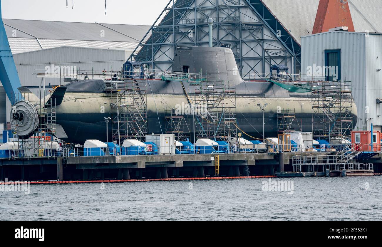 Kiel, Allemagne. 24 mars 2021. Un sous-marin en construction se trouve dans le chantier naval de ThyssenKrupp Marine Systems à Kiel. (À dpa 'commande de cinq milliards pour la forge sous-marine de Kiel') Credit: Axel Heimken/dpa/Alamy Live News Banque D'Images