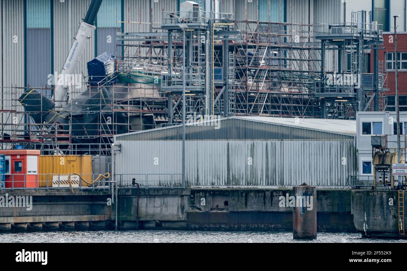 Kiel, Allemagne. 24 mars 2021. Un sous-marin en construction se trouve dans le chantier naval de ThyssenKrupp Marine Systems à Kiel. (À dpa 'commande de cinq milliards pour la forge sous-marine de Kiel') Credit: Axel Heimken/dpa/Alamy Live News Banque D'Images