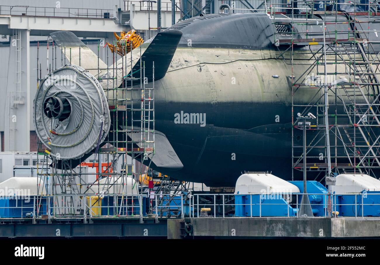 Kiel, Allemagne. 24 mars 2021. Un sous-marin en construction se trouve dans le chantier naval de ThyssenKrupp Marine Systems à Kiel. (À dpa 'commande de cinq milliards pour la forge sous-marine de Kiel') Credit: Axel Heimken/dpa/Alamy Live News Banque D'Images