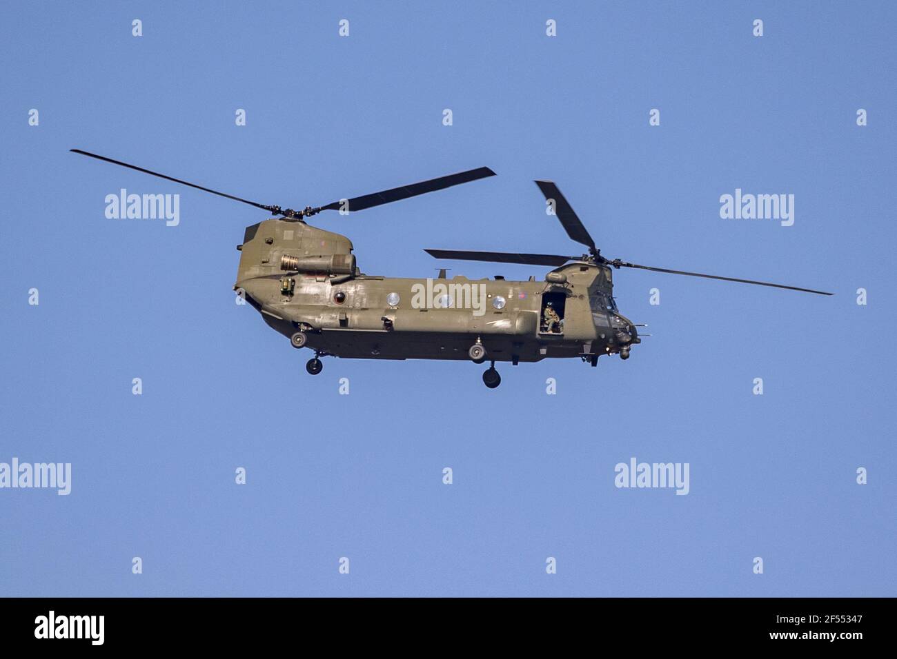 Royal Navy Boeing CH-47 hélicoptère Chinook, patrouille sur la côte, Studland National Trust Banque D'Images