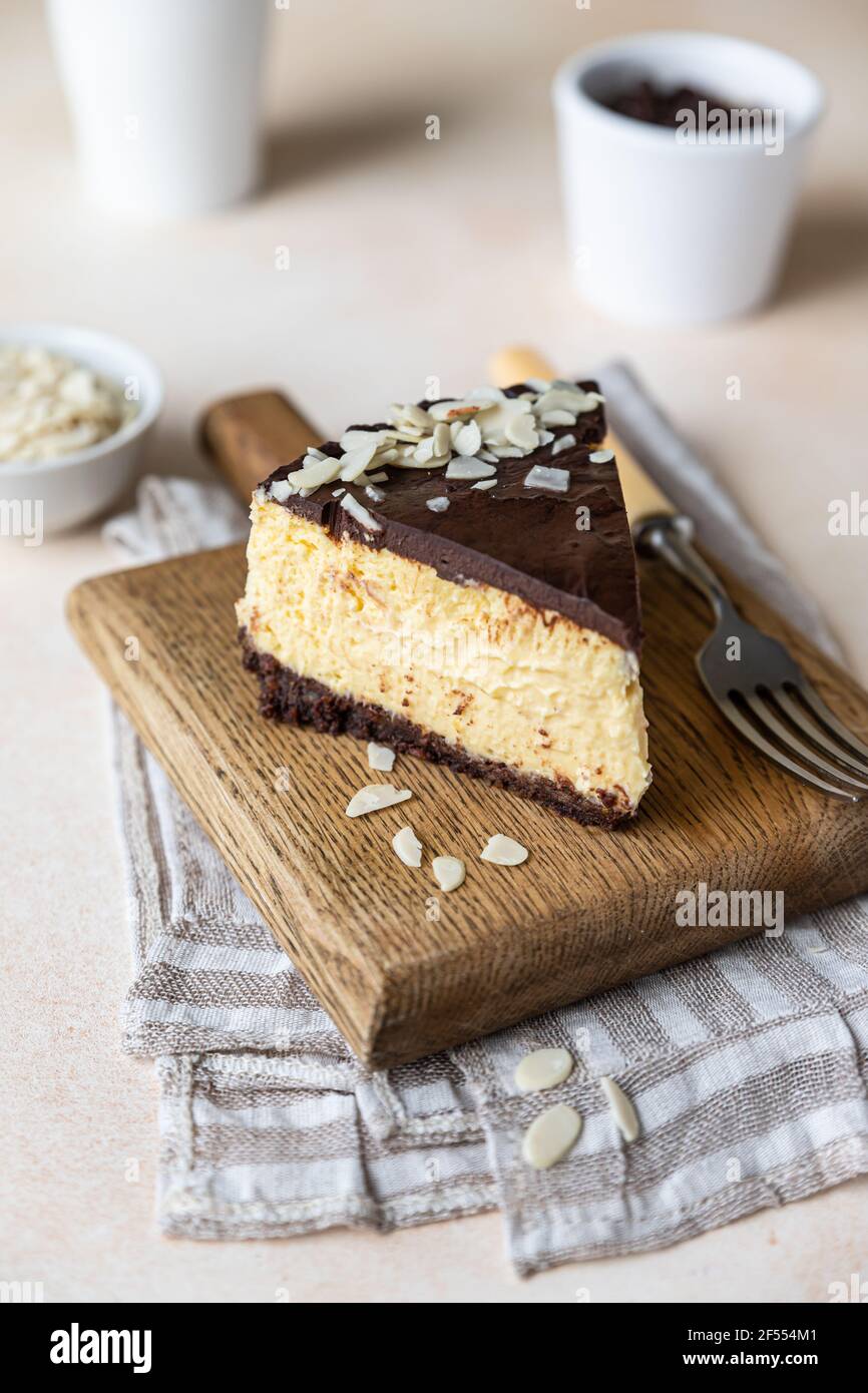 Tranche De Cheesecake Cremeux Non Cuit Avec Glacage Au Chocolat Et Amande Fond En Beton Leger Mise Au Point Selective Photo Stock Alamy