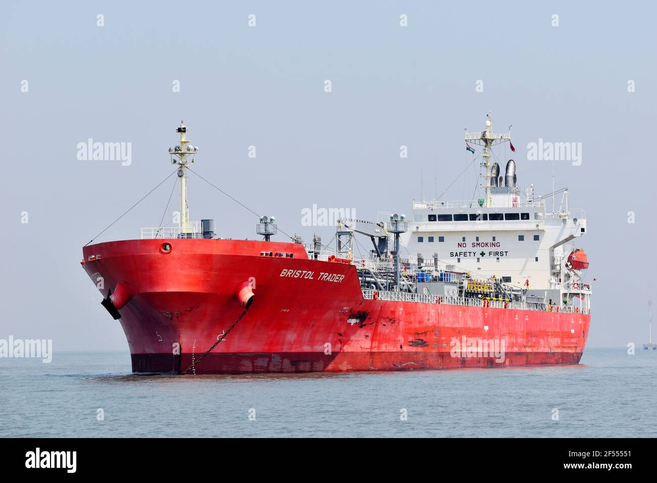 13 mars 2021, port de Mumbai, Maharashtra, Inde. BRISTOL TRADER un pétrolier / chimique Tanker amarré près du port de Mumbai Banque D'Images