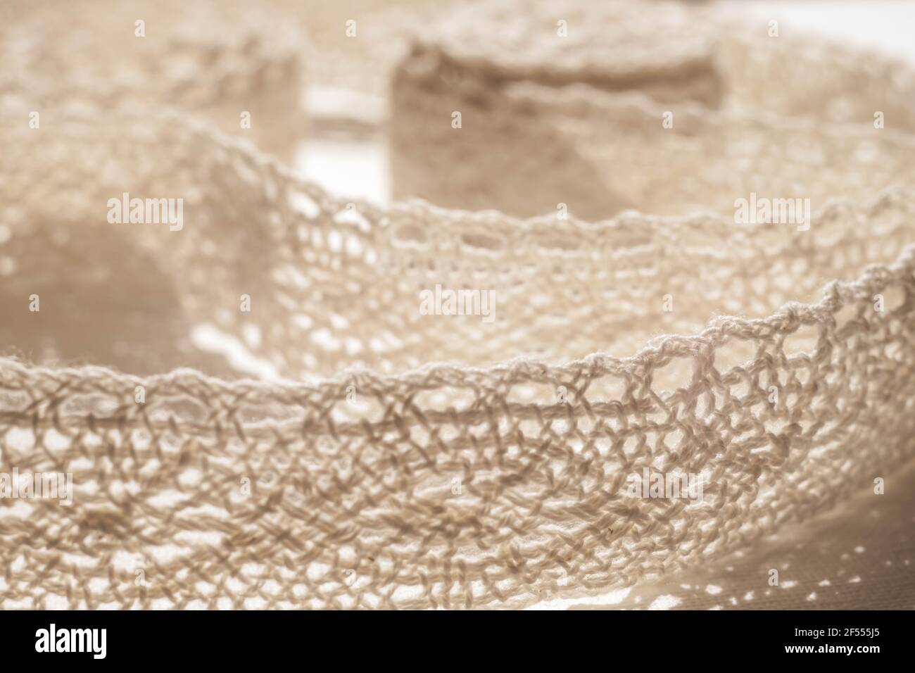 Dentelle délicate naturelle sur une table blanche. Banque D'Images